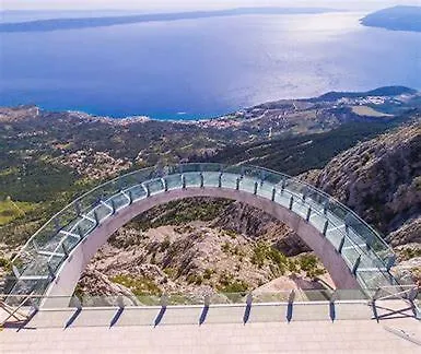 & Nugal Makarska